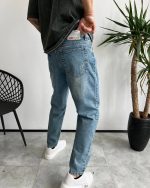 ترکیب شلوار مام فیت با پیراهن اورسایز و تیشرت سفید