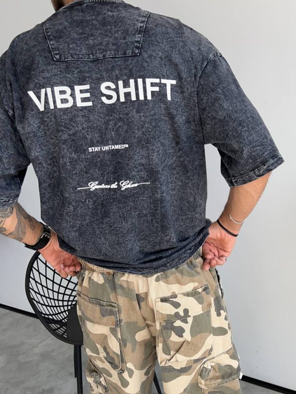تیشرت سنگشور مردانه با چاپ خاص و رنگ ذغالی از برند VIBE SHIFT